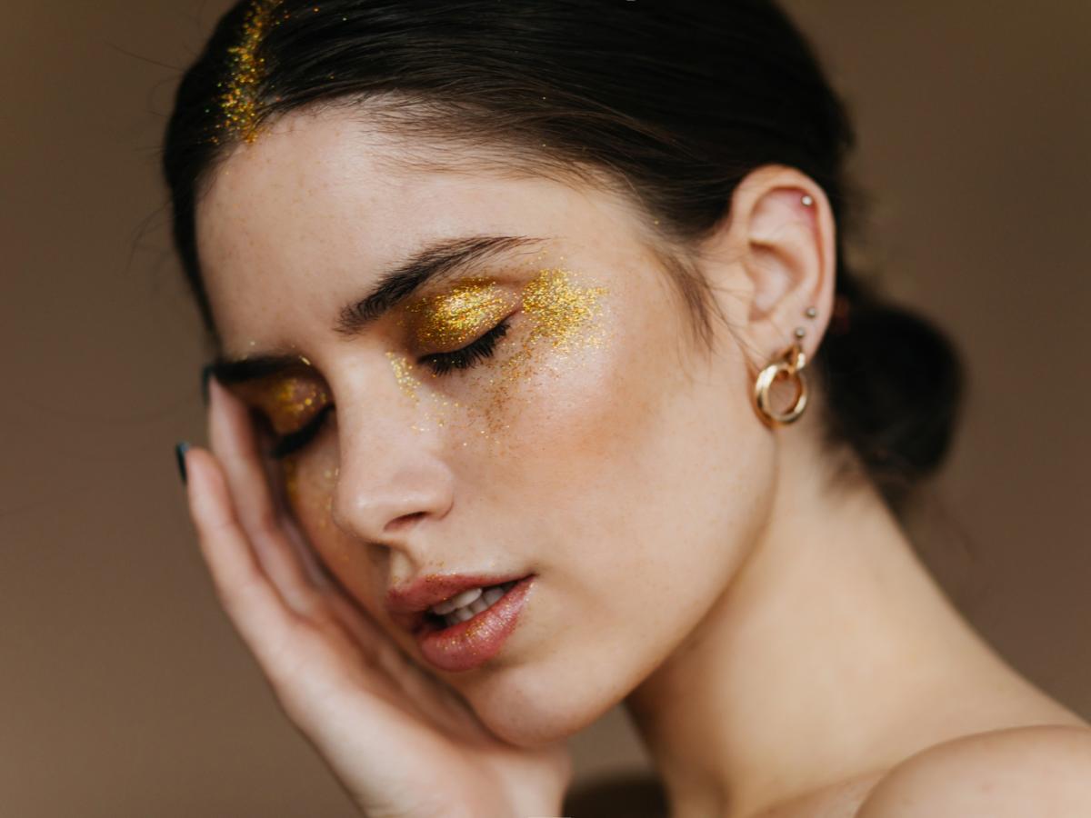 Блестящий макияж: как правильно использовать тени с блестками и глиттер