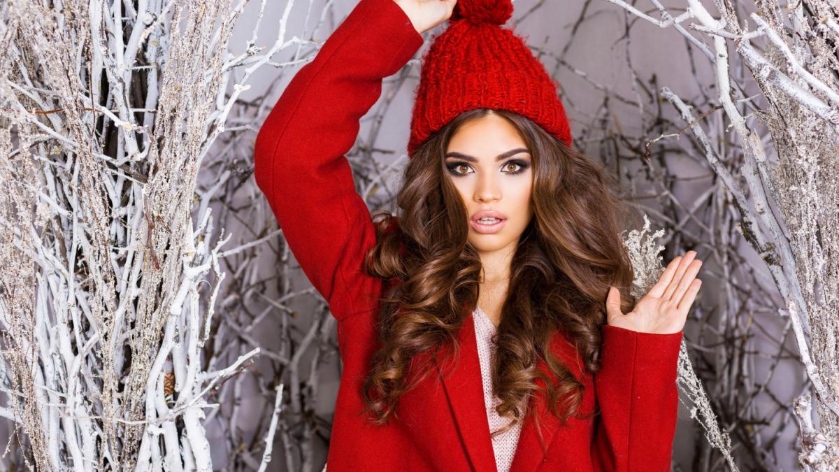 Девушка в красном