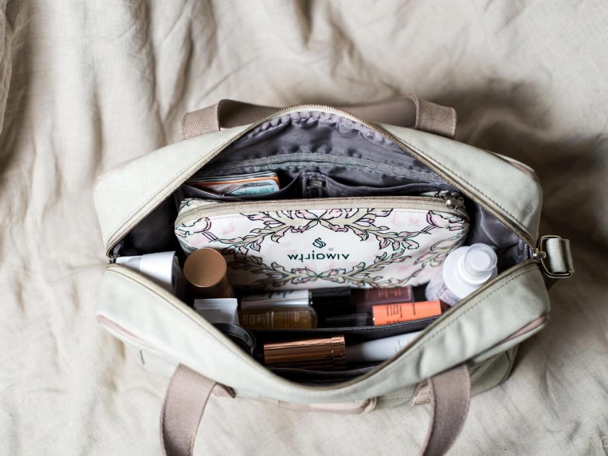 Как создавались культовые бьюти-продукты: история помады в тюбике, туши и фена неожиданные факты