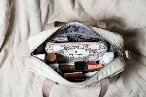 Как создавались культовые бьюти-продукты: история помады в тюбике, туши и фена – неожиданные факты