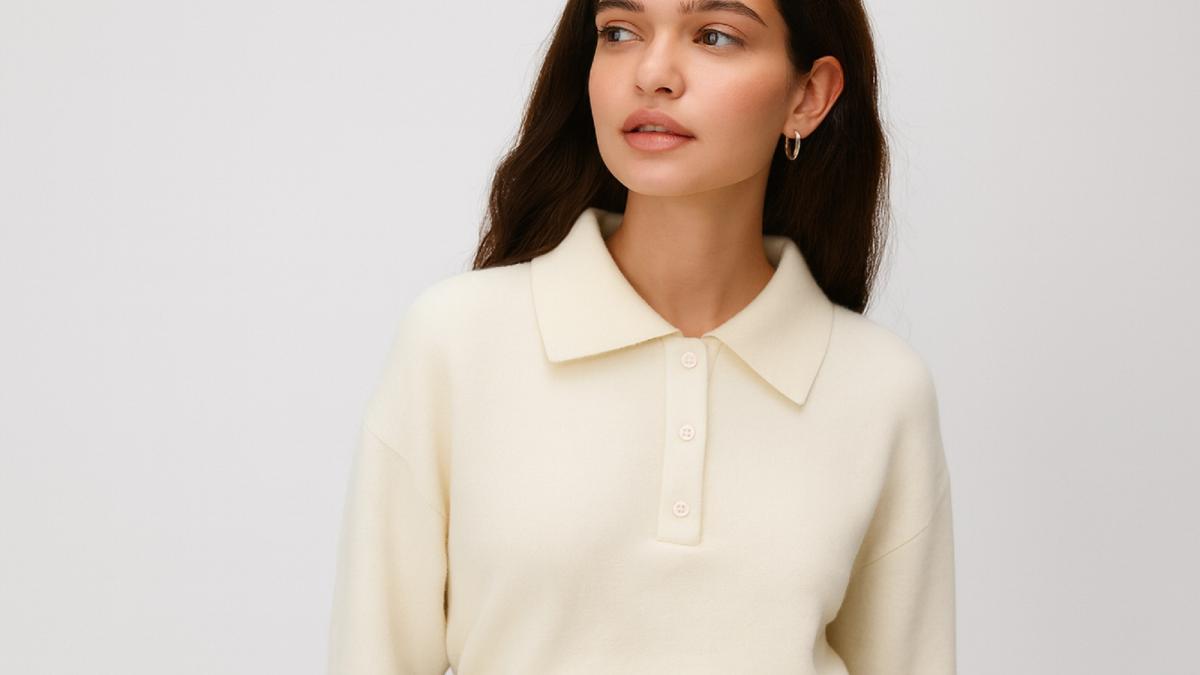 Девушка в белом свитере поло