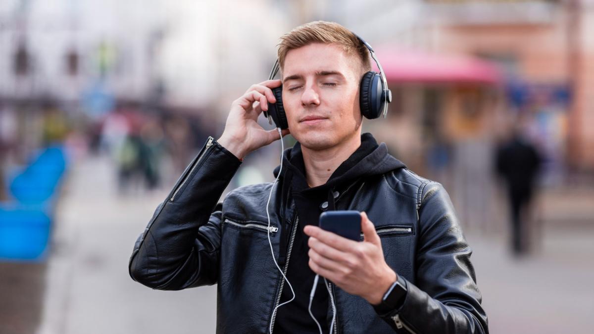 Мужчина в наушниках