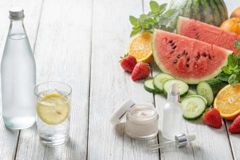 Наталья Соловьёва о «съедобной» воде: почему фрукты увлажняют кожу эффективнее восьми стаканов