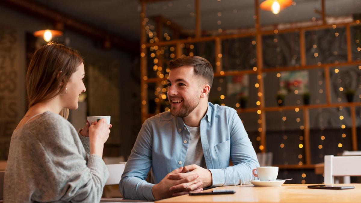 Молодая пара в кафе