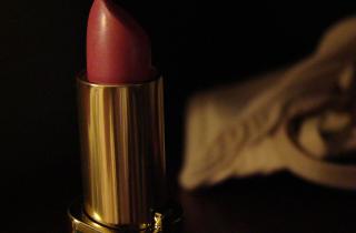 Антивозрастной макияж: выбираем помаду, которая молодит – гид по оттенкам и текстурам для каждой возрастной группы