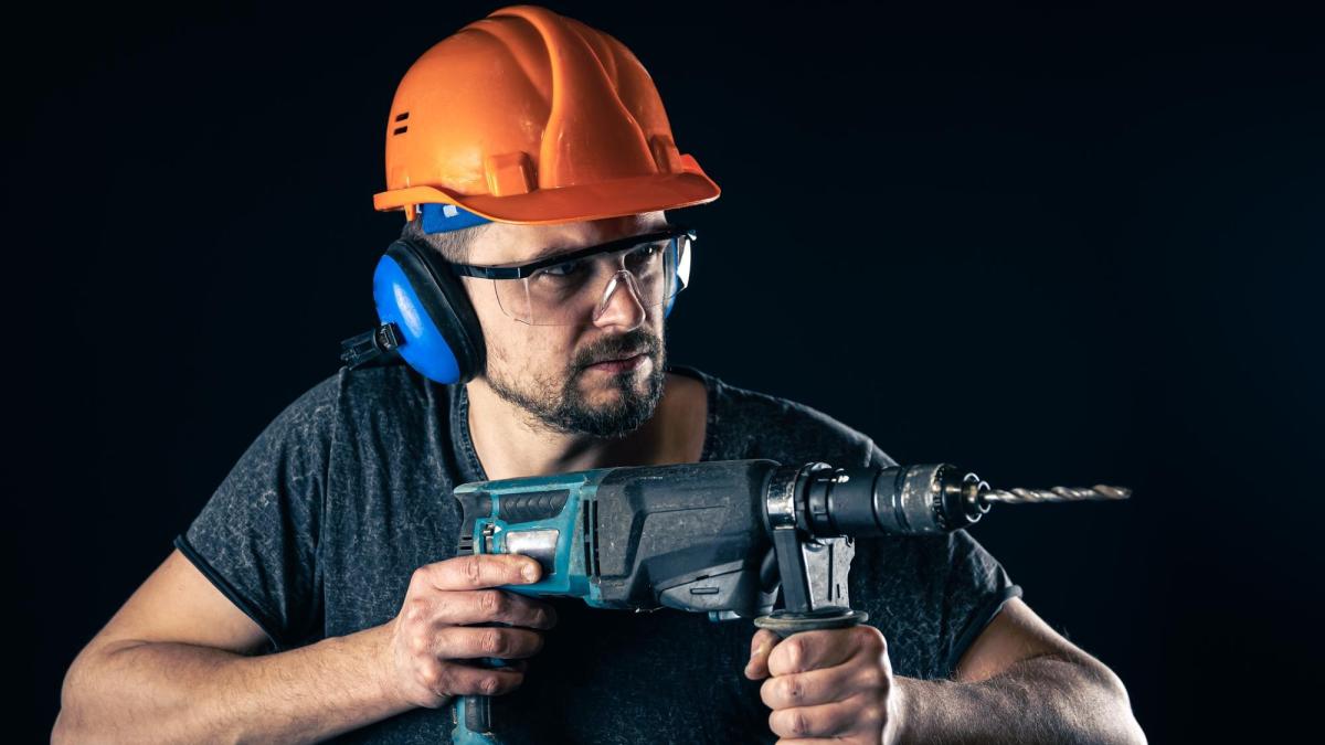 Сосед сверлит ночью