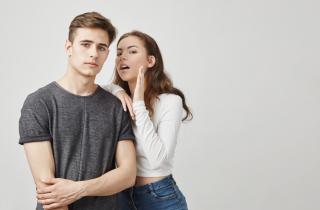 Цвет, мимика и не только: 6 деталей женского образа, которые мгновенно считывают мужчины