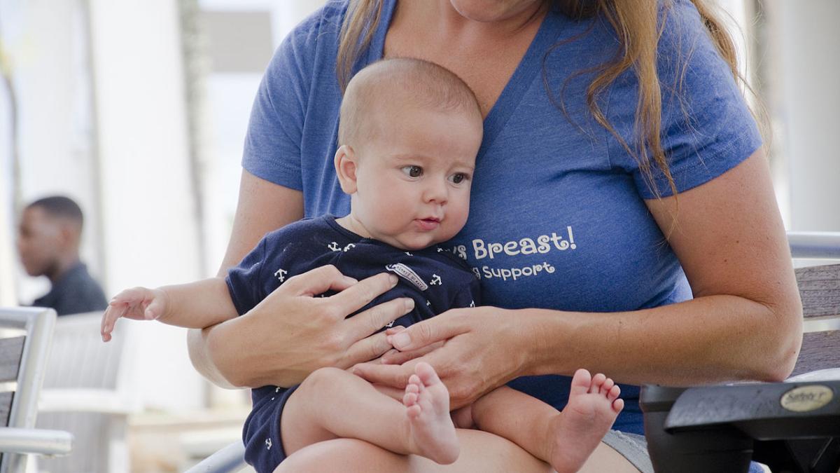 дитя на руках у мамы