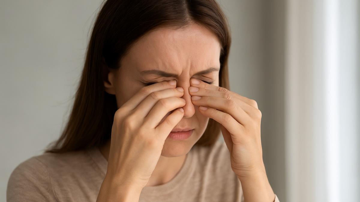 Женщина с раздражёнными глазами