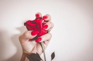 Женский символ силы: как красный лак меняет восприятие себя