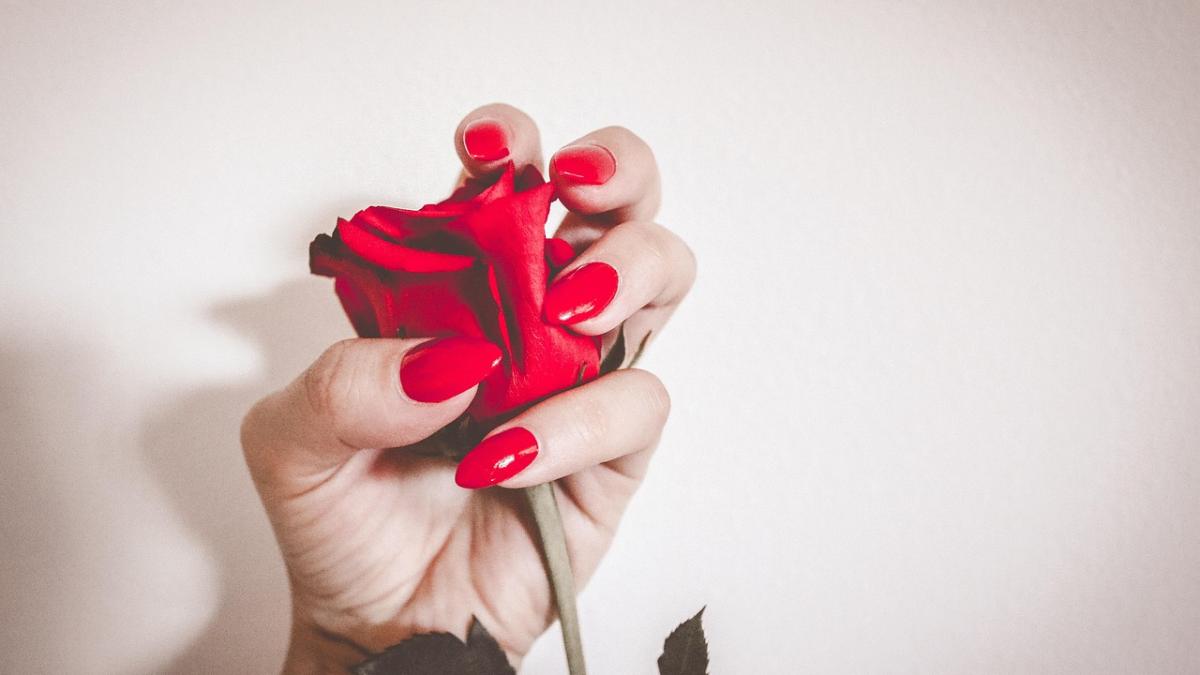 Маникюр красные ногти