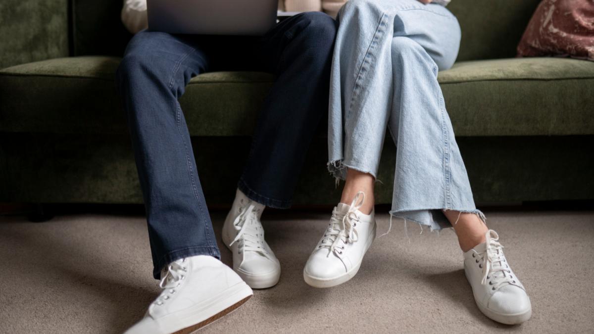 Молодая пара в обуви в квартире