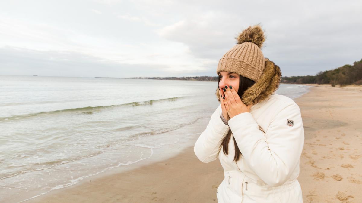 девушке холодно на море
