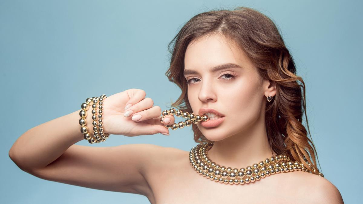 Девушка в бусах