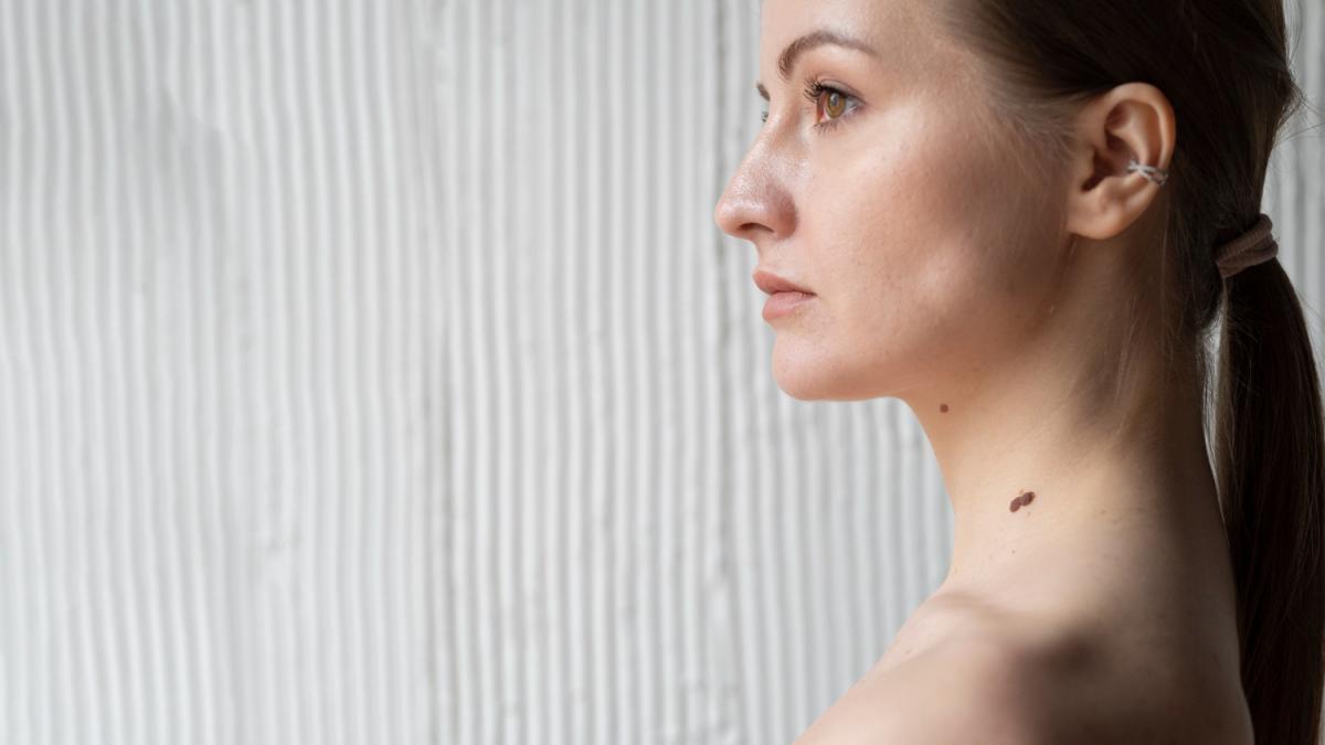 Девушка с родинкой