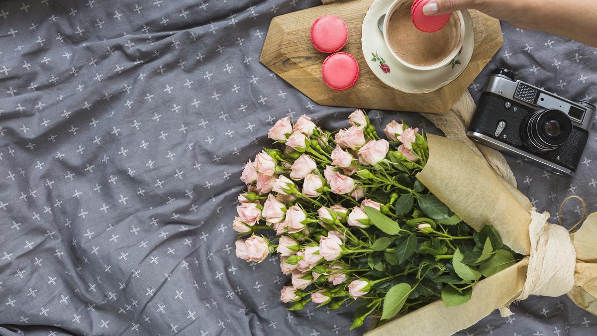 Цветы, кофе и фотоаппарат