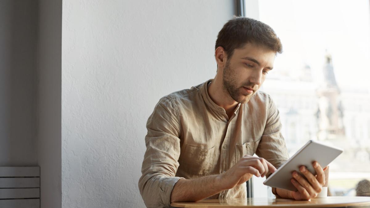 Мужчина с планшетом пишет комментарии