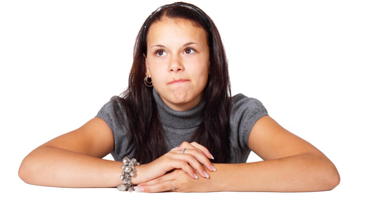 Девушка задумалась