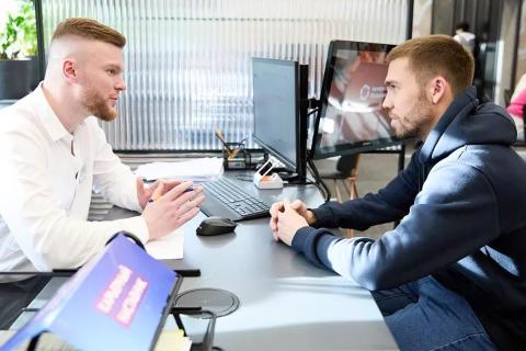 Невербальные сигналы: как они формируют первое впечатление в общении