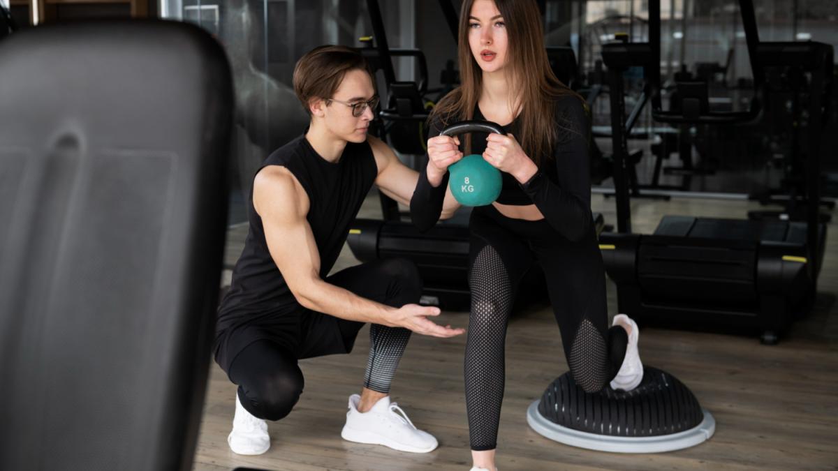 Тренировка с тренером в тренажерном зале