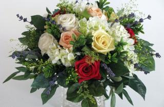 Как правильно упаковать деловой букет: ошибки, которых стоит избегать