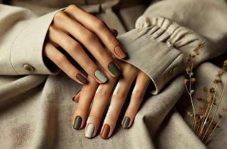 Прощай, скучный нюд: 8 'земляных' оттенков маникюра, которые станут главным трендом 2026 года