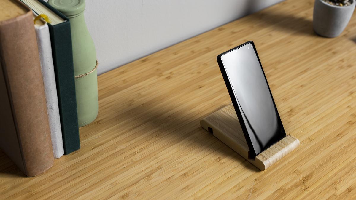 Смартфон на столе