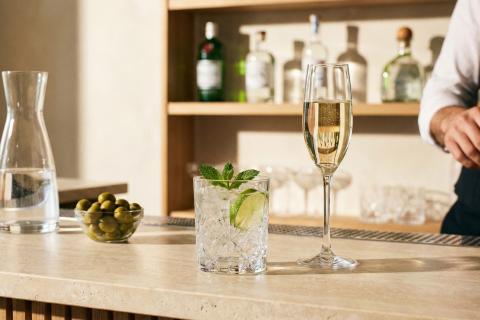 Эффект водки-соды: Почему прозрачные спирты побеждают вино в битве за ваш метаболизм