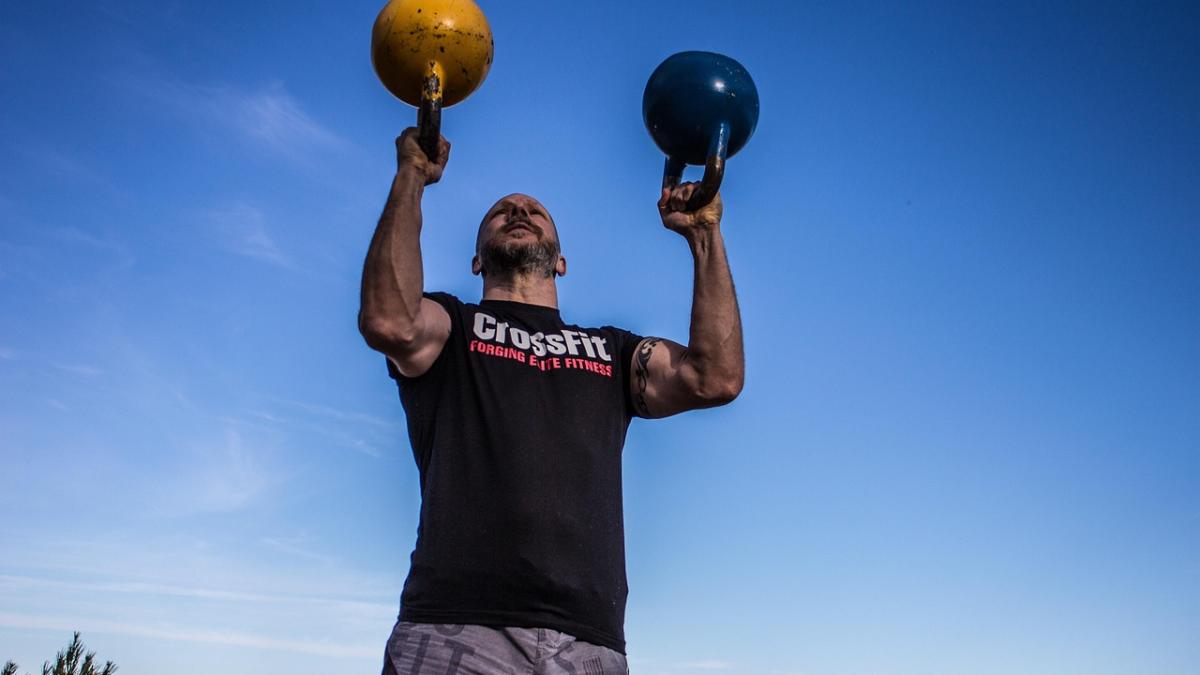 Человек занимается с гирей