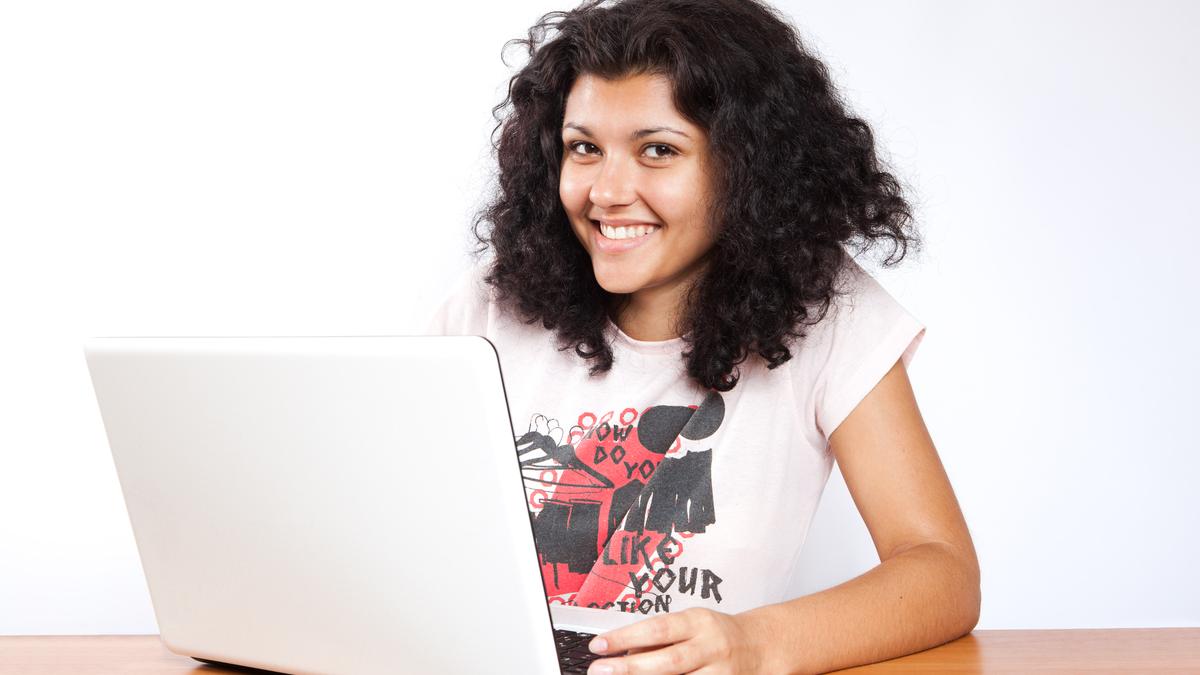 Девушка за ноутбуком