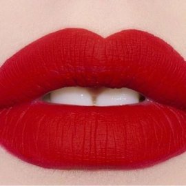 Девять способов подчеркнуть красную помаду на губах