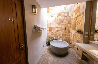 Ванна с водкой и картофельные маски: шокирующие секреты красоты императриц, которые работают до сих пор