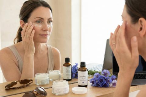 Логистика взгляда: почему крем вокруг глаз нужно наносить в разных направлениях и как это спасает от морщин