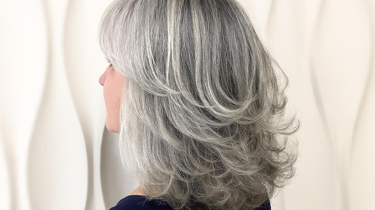 Женщина с седыми волосами