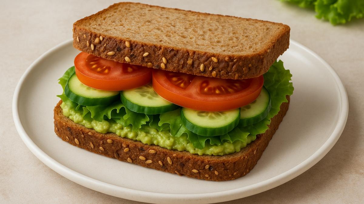 Сэндвич с цельнозерновым хлебом и авокадо