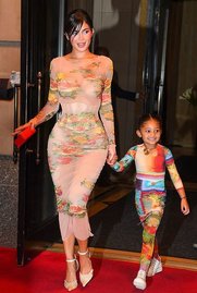 Кайли Дженнер и её дочь Сторми появились в красочных нарядах в Нью-Йорке