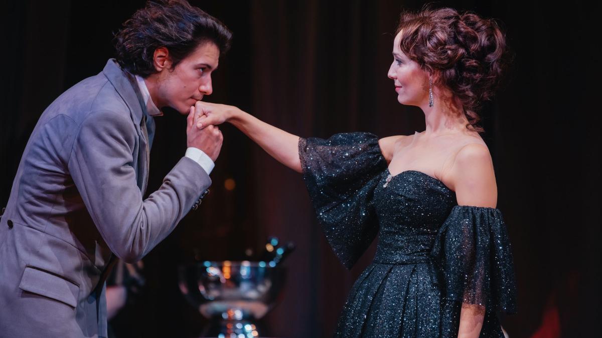 Сцена из спектакля Театра на Трубной Дама с камелиями