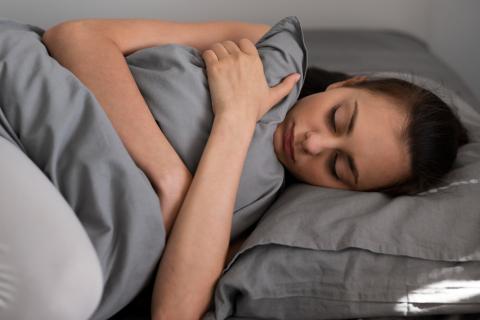 Гормональный щит дает трещину: почему лишний час в постели спасает женское здоровье