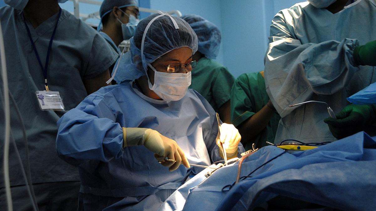 Доктор Лам Хой Фуонг, пластический хирург с операцией "Улыбка Вьетнама"