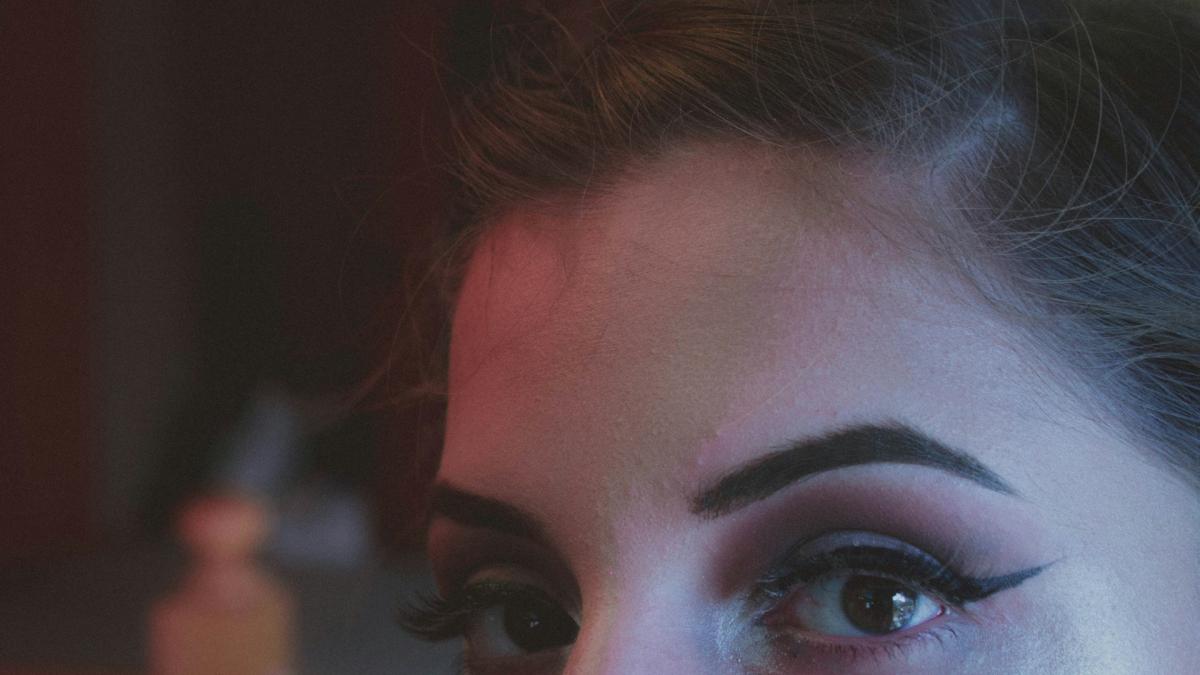 Девушка с накрашенными бровями и черными стрелками