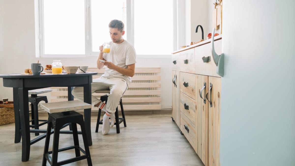 Мужчина завтракает