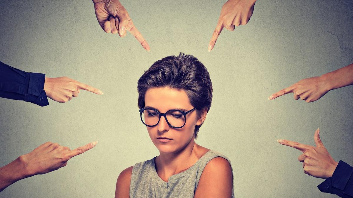 Застенчивая девушка