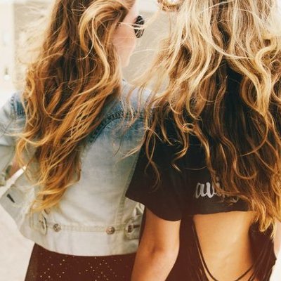 Девушка моет голову